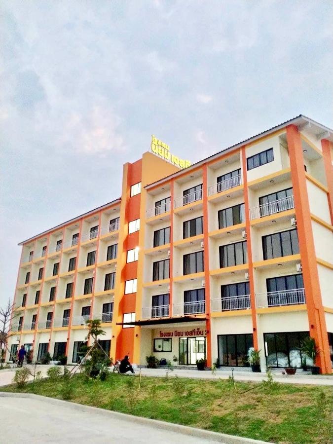 โรงแรมนิยม เอสทีเอ็น 2 - Niyom Stn 2 Hotel Ban Phue Exterior photo